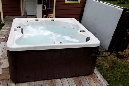 Carroll, NH Pet-Friendly Cabin with Hot Tub: Your Ultimate Retreat - Carroll, New Hampshire - glamping.directory