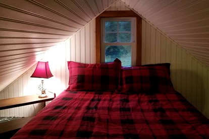 Carroll, NH Pet-Friendly Cabin with Hot Tub: Your Ultimate Retreat - Carroll, New Hampshire - glamping.directory