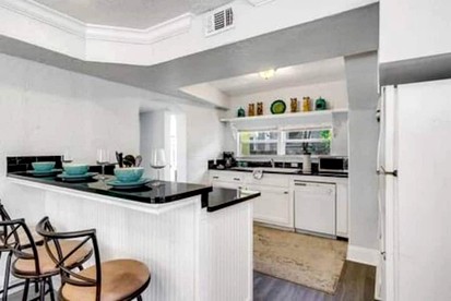 Charming Historic Home with Front Porch Near Intracoastal & Downtown West Palm Beach, Florida - West Palm Beach, Florida - glamping.directory