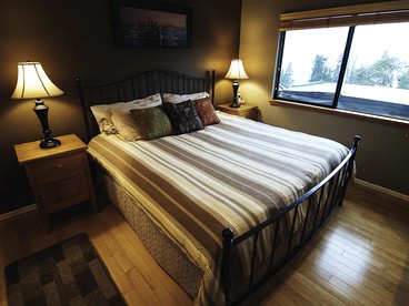 Secluded Cottage Getaway with Incredible views near Seattle, Washington - Burien, Washington - glamping.directory