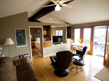 Secluded Cottage Getaway with Incredible views near Seattle, Washington - Burien, Washington - glamping.directory