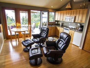Secluded Cottage Getaway with Incredible views near Seattle, Washington - Burien, Washington - glamping.directory
