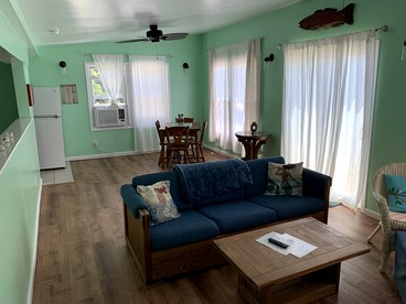 Pet Friendly Tiny Cabin Overlooking the Beautiful Waters of the Chesapeake Bay For a Peaceful Getaway in Norfolk, Virginia - Norfolk, Virginia - glamping.directory