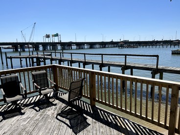 Pet Friendly Tiny Cabin Overlooking the Beautiful Waters of the Chesapeake Bay For a Peaceful Getaway in Norfolk, Virginia - Norfolk, Virginia - glamping.directory