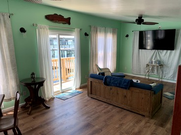 Pet Friendly Tiny Cabin Overlooking the Beautiful Waters of the Chesapeake Bay For a Peaceful Getaway in Norfolk, Virginia - Norfolk, Virginia - glamping.directory