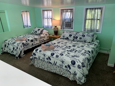 Pet Friendly Tiny Cabin Overlooking the Beautiful Waters of the Chesapeake Bay For a Peaceful Getaway in Norfolk, Virginia - Norfolk, Virginia - glamping.directory