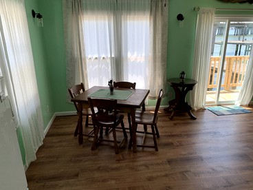 Pet Friendly Tiny Cabin Overlooking the Beautiful Waters of the Chesapeake Bay For a Peaceful Getaway in Norfolk, Virginia - Norfolk, Virginia - glamping.directory