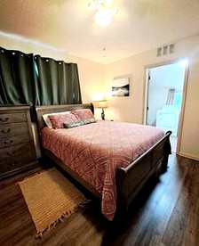 Rustic Lake Cottage with Fire Pit and Hot-Tub Great for Outdoor Lovers in Texas - Jefferson, Texas - glamping.directory