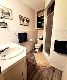 Rustic Lake Cottage with Fire Pit and Hot-Tub Great for Outdoor Lovers in Texas - Jefferson, Texas - glamping.directory