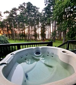 Rustic Lake Cottage with Fire Pit and Hot-Tub Great for Outdoor Lovers in Texas - Jefferson, Texas - glamping.directory