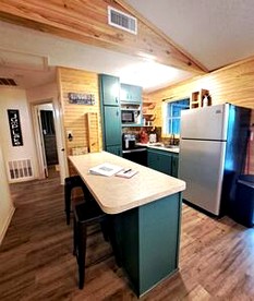 Rustic Lake Cottage with Fire Pit and Hot-Tub Great for Outdoor Lovers in Texas - Jefferson, Texas - glamping.directory