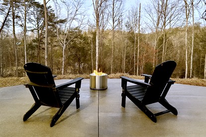 Romantic Cabin in Shady Grove Area of the Smoky Mountains: A Perfect One-Level Retreat for Couples - Sevierville, Tennessee - glamping.directory