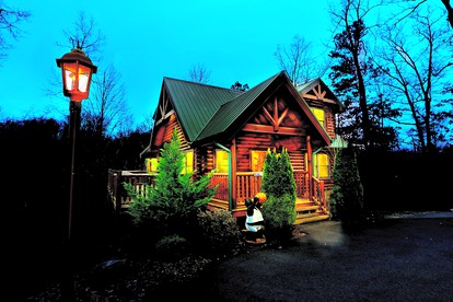 Luxury Gatlinburg Cabin Retreat for a Family Getaway in Tennessee - Gatlinburg, Tennessee - glamping.directory
