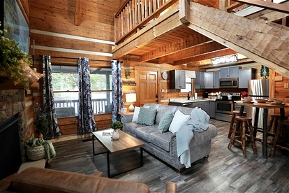 Luminous Cabin with Hot-tub, Fireplace and Games in Sevierville, Tennessee - Sevierville, Tennessee - glamping.directory