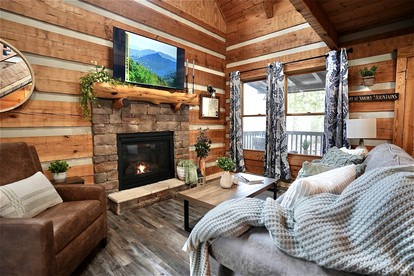 Luminous Cabin with Hot-tub, Fireplace and Games in Sevierville, Tennessee - Sevierville, Tennessee - glamping.directory
