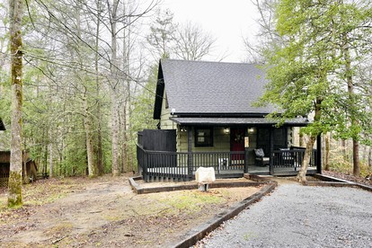 Luminous Cabin with Hot-tub, Fireplace and Games in Sevierville, Tennessee - Sevierville, Tennessee - glamping.directory