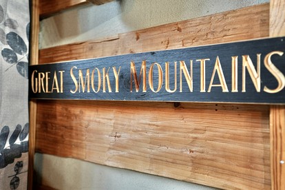 Luminous Cabin with Hot-tub, Fireplace and Games in Sevierville, Tennessee - Sevierville, Tennessee - glamping.directory