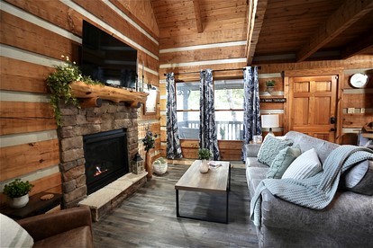 Luminous Cabin with Hot-tub, Fireplace and Games in Sevierville, Tennessee - Sevierville, Tennessee - glamping.directory