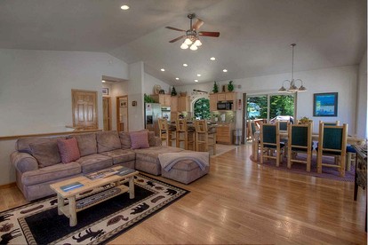 Exquisite Luxury Family Cabin with Pool Table, Hot Tub, and Wii Games in South Lake Tahoe, California - South Lake Tahoe, California - glamping.directory
