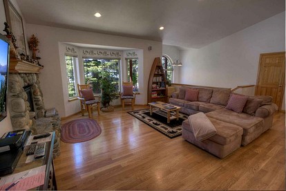 Exquisite Luxury Family Cabin with Pool Table, Hot Tub, and Wii Games in South Lake Tahoe, California - South Lake Tahoe, California - glamping.directory