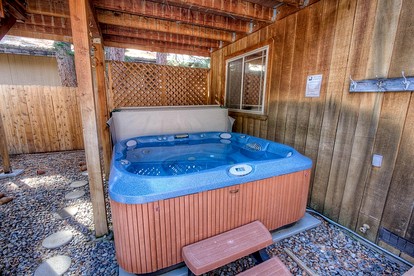 Exquisite Luxury Family Cabin with Pool Table, Hot Tub, and Wii Games in South Lake Tahoe, California - South Lake Tahoe, California - glamping.directory