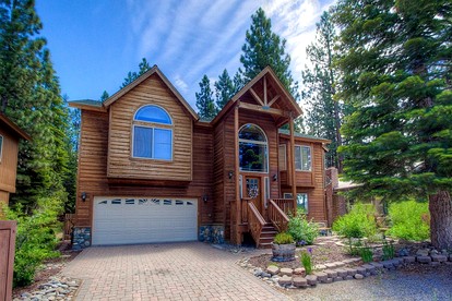 Exquisite Luxury Family Cabin with Pool Table, Hot Tub, and Wii Games in South Lake Tahoe, California - glamping.directory