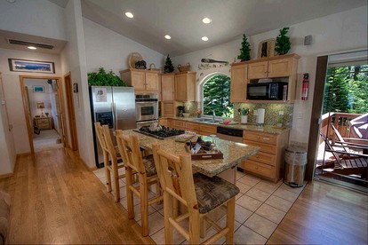 Exquisite Luxury Family Cabin with Pool Table, Hot Tub, and Wii Games in South Lake Tahoe, California - South Lake Tahoe, California - glamping.directory