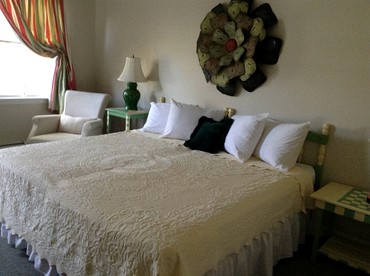 Stylish Accommodation Perfect for a Romantic Getaway in Bennington County, Vermont - Sandgate, Vermont - glamping.directory