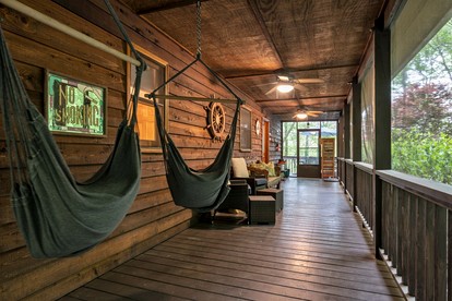 Breathtaking Wooden Cabin with Hot-tub in Murphy, North Carolina - Murphy, North Carolina - glamping.directory