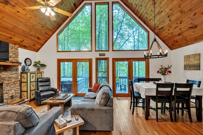 Breathtaking Wooden Cabin with Hot-tub in Murphy, North Carolina - Murphy, North Carolina - glamping.directory