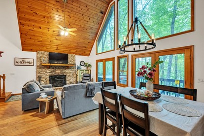 Breathtaking Wooden Cabin with Hot-tub in Murphy, North Carolina - Murphy, North Carolina - glamping.directory