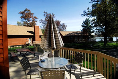 Lakefront Cabin Rental Ideal for a Family Getaway in Wisconsin Dells, Wisconsin - glamping.directory