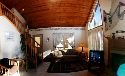 Lakefront Cabin Rental Ideal for a Family Getaway in Wisconsin Dells, Wisconsin - Wisconsin Dells, Wisconsin - glamping.directory