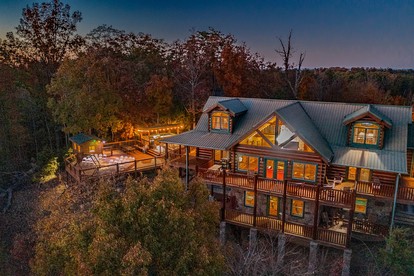 Spectacular Cabin with Incredible Indoor and Outdoor Spaces in Tennessee - Sevierville, Tennessee - glamping.directory