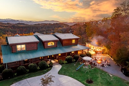Spectacular Cabin with Incredible Indoor and Outdoor Spaces in Tennessee - Sevierville, Tennessee - glamping.directory