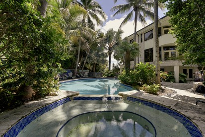Stylish Oceanfront Vacation Rental with Private Beach, Pool, and Hot Tub in Florida Keys - glamping.directory