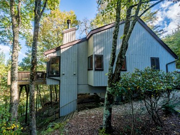 Tree-House Style Cabin for Rent near Boone, North Carolina - glamping.directory