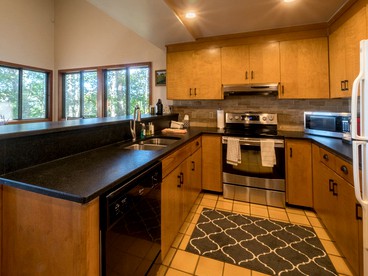 Tree-House Style Cabin for Rent near Boone, North Carolina - Beech Mountain, North Carolina - glamping.directory