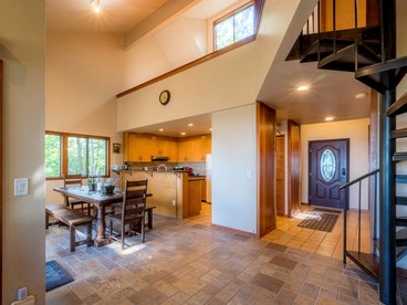 Tree-House Style Cabin for Rent near Boone, North Carolina - Beech Mountain, North Carolina - glamping.directory