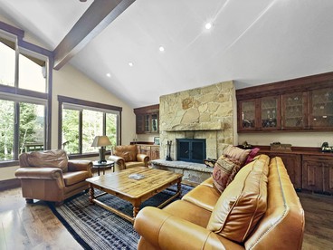 Extraordinary Luxury Rental with Private Hot Tub and Stunning Views near Deer Valley Ski Resort in Park City, Utah - Park City, Utah - glamping.directory