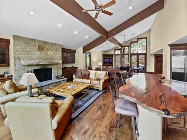 Extraordinary Luxury Rental with Private Hot Tub and Stunning Views near Deer Valley Ski Resort in Park City, Utah - Park City, Utah - glamping.directory