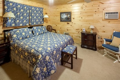 Cozy and Historic Lakefront Cottage with Easy Beach Access in Naples, Maine - Naples, Maine - glamping.directory