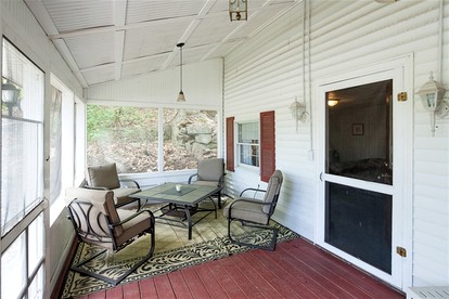 Cozy and Historic Lakefront Cottage with Easy Beach Access in Naples, Maine - Naples, Maine - glamping.directory
