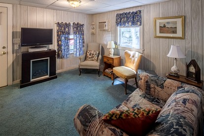 Cozy and Historic Lakefront Cottage with Easy Beach Access in Naples, Maine - Naples, Maine - glamping.directory