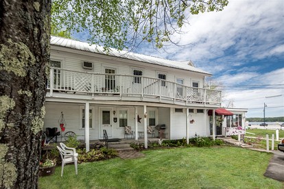 Cozy and Historic Lakefront Cottage with Easy Beach Access in Naples, Maine - Naples, Maine - glamping.directory