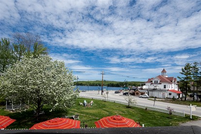 Cozy and Historic Lakefront Cottage with Easy Beach Access in Naples, Maine - Naples, Maine - glamping.directory