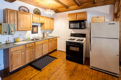 Cozy and Historic Lakefront Cottage with Easy Beach Access in Naples, Maine - Naples, Maine - glamping.directory