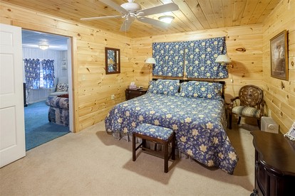 Cozy and Historic Lakefront Cottage with Easy Beach Access in Naples, Maine - Naples, Maine - glamping.directory