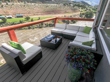 Cozy Cabin Retreat with Stunning Views of Yellowstone National Park in Montana - Gardner, Montana - glamping.directory