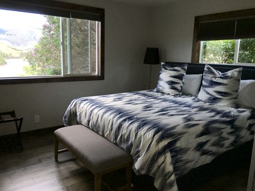 Cozy Cabin Retreat with Stunning Views of Yellowstone National Park in Montana - Gardner, Montana - glamping.directory
